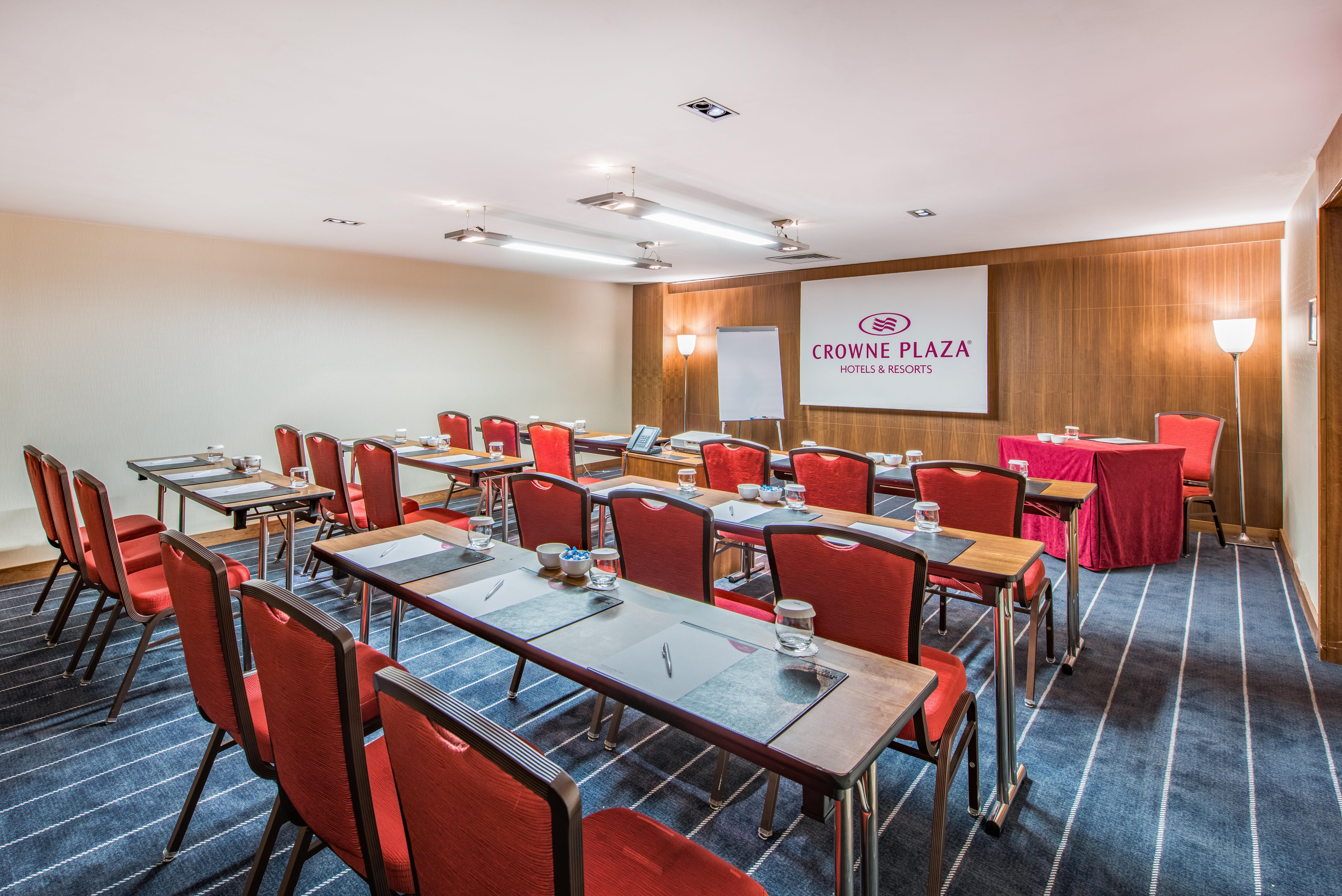 Hotel Crowne Plaza Istanbul Harbiye By Ihg Exterior foto Meeting room