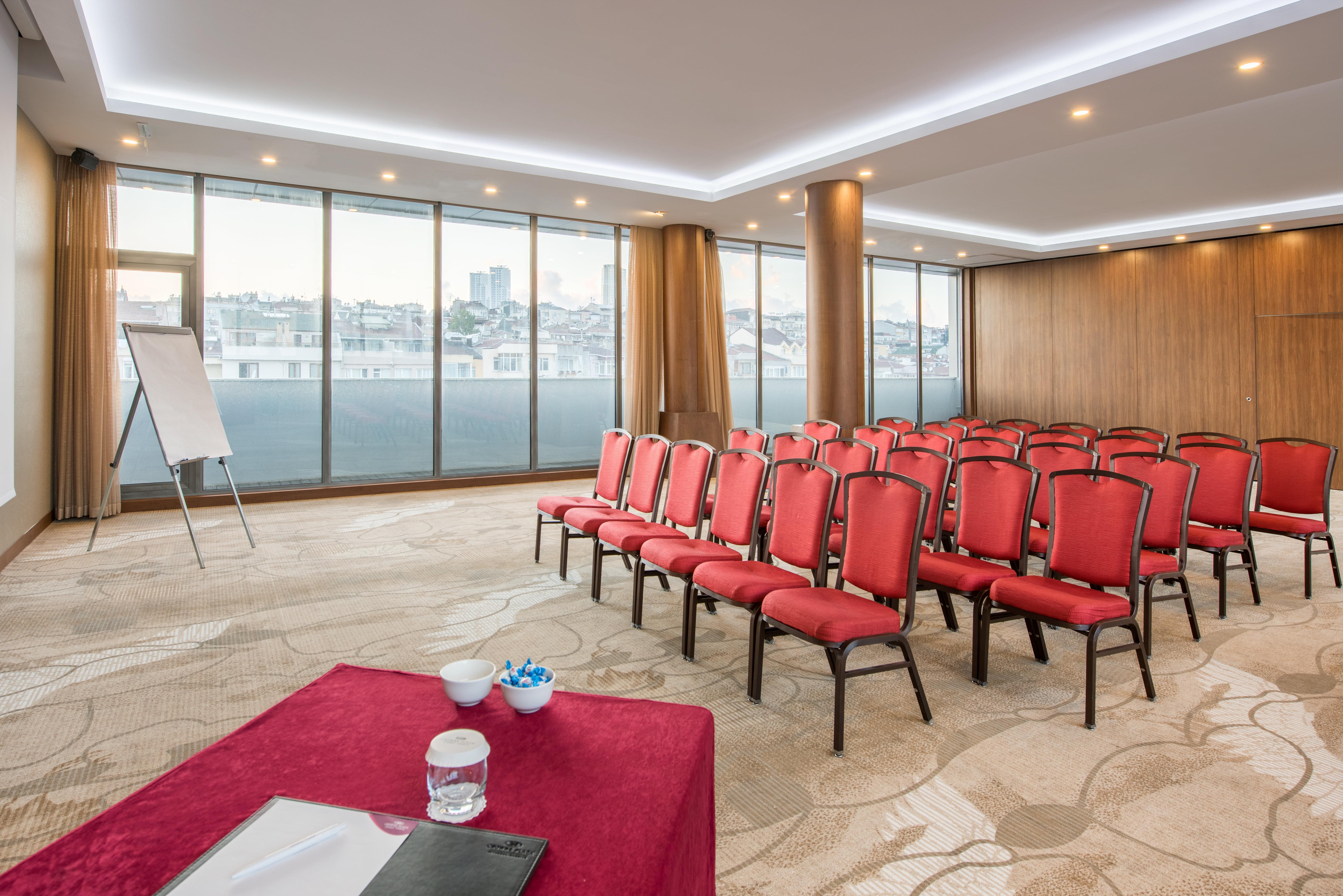 Hotel Crowne Plaza Istanbul Harbiye By Ihg Exterior foto Meeting room