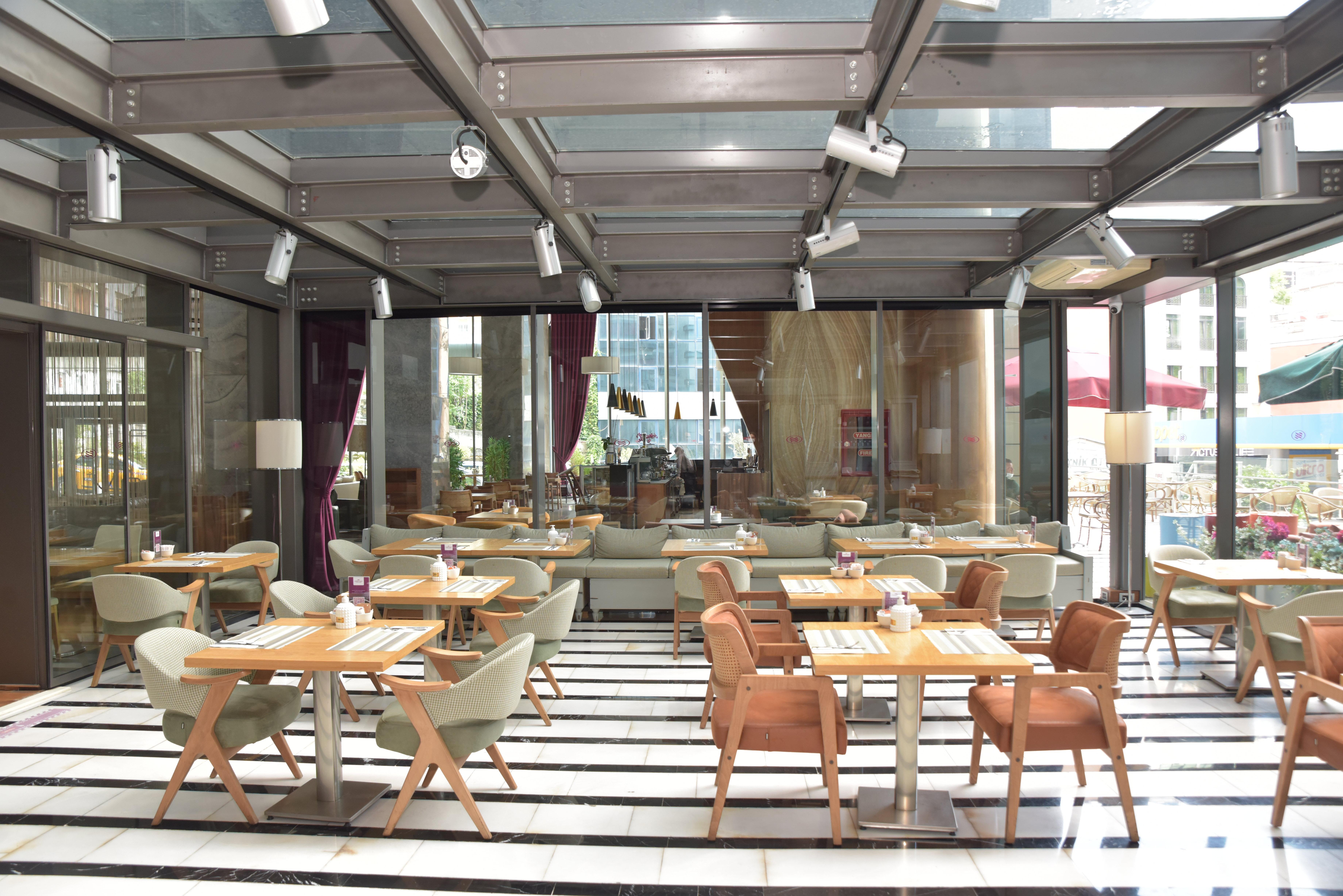 Hotel Crowne Plaza Istanbul Harbiye By Ihg Exterior foto Restaurant