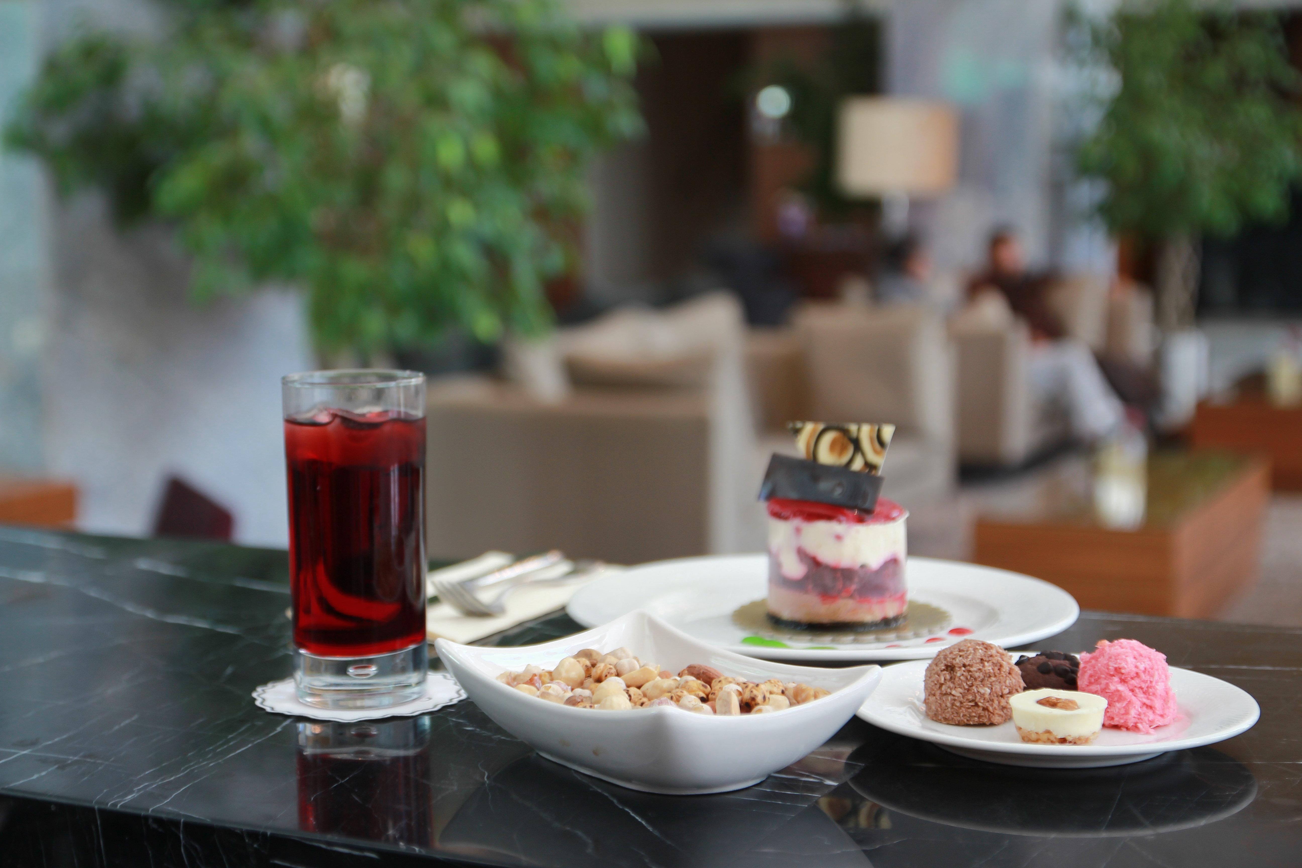 Hotel Crowne Plaza Istanbul Harbiye By Ihg Exterior foto A selection of desserts