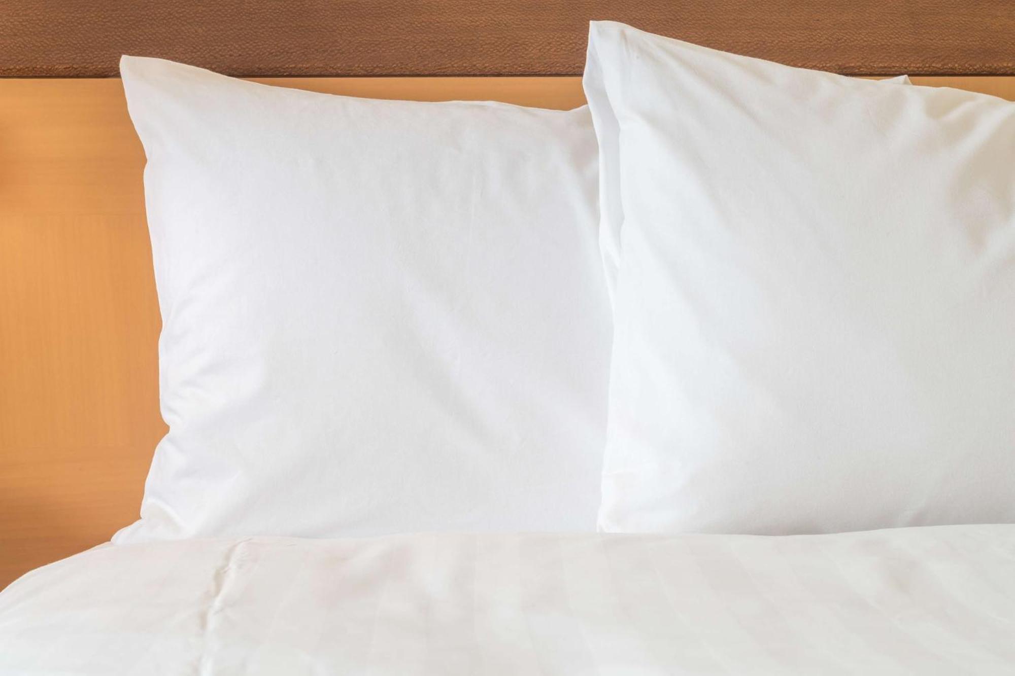 Hotel Crowne Plaza Istanbul Harbiye By Ihg Exterior foto Two pillows on a bed