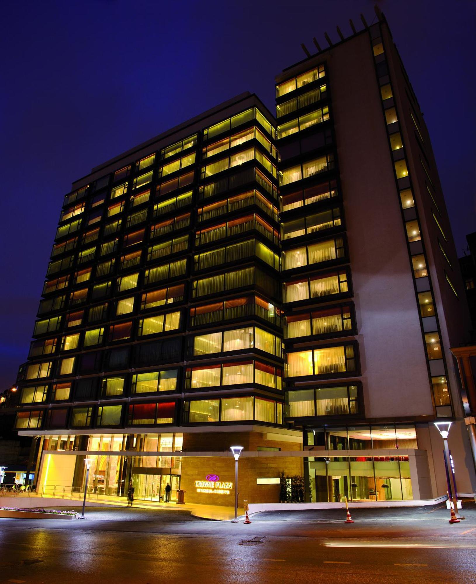 Hotel Crowne Plaza Istanbul Harbiye By Ihg Exterior foto The hotel at night